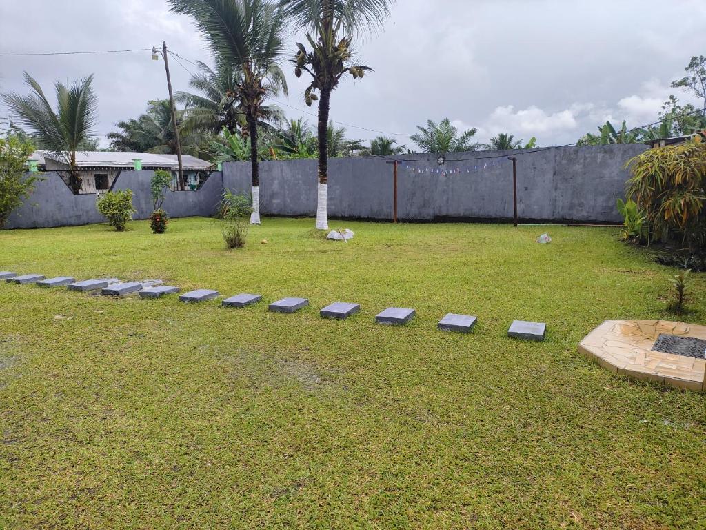 una fila di gradini in un cortile di La casa a Kribi