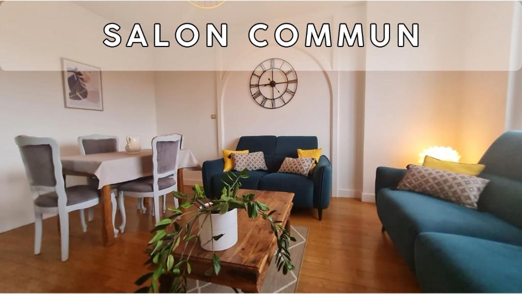 安纳马斯Coliving moderne à Annemasse的客厅里有一张蓝色的沙发和一张桌子