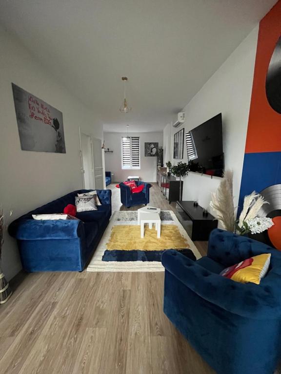 TV a/nebo společenská místnost v ubytování Montréal, Maison pétillante et accueillante