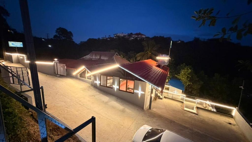 ein Gebäude mit Lichtern in der Nacht in der Unterkunft Wildcrest Homestay in Madikeri
