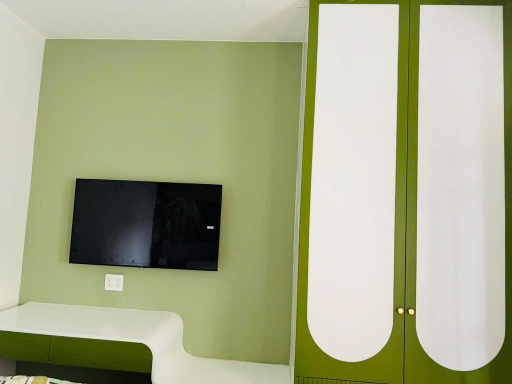 TV a/nebo společenská místnost v ubytování Biệt thự Hồ Tràm 3637