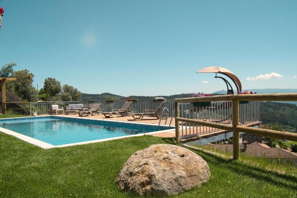 Swimmingpoolen hos eller tæt på Casa das Oliveirinhas Bungalow by Refúgio ao Luar