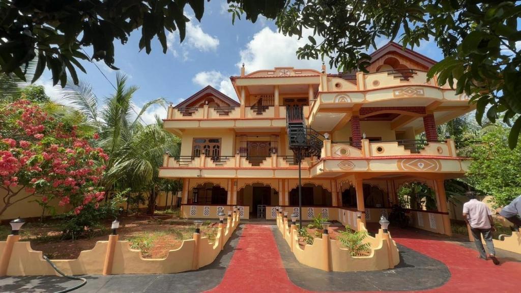 Un gran edificio con una alfombra roja delante. en Jaffna KKS Villa, en Jaffna