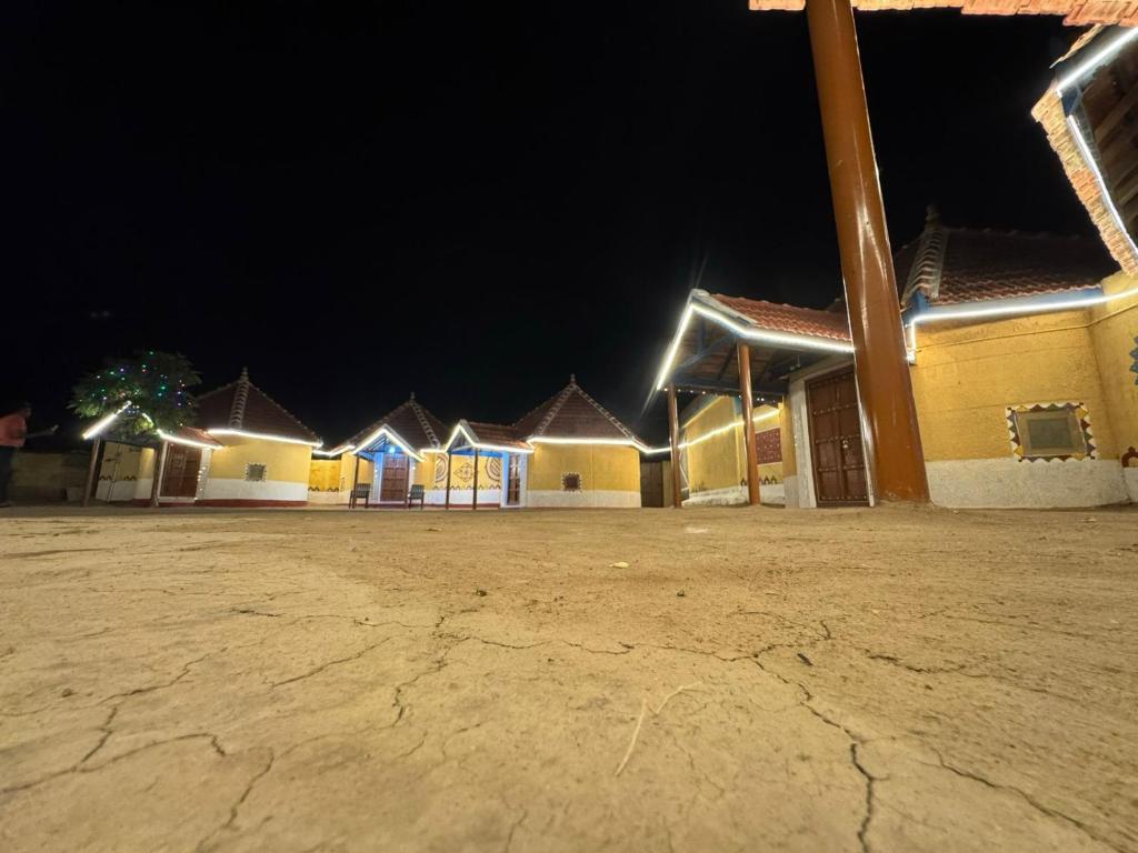 Το κτήριο όπου στεγάζεται  το οργανωμένο κάμπινγκ