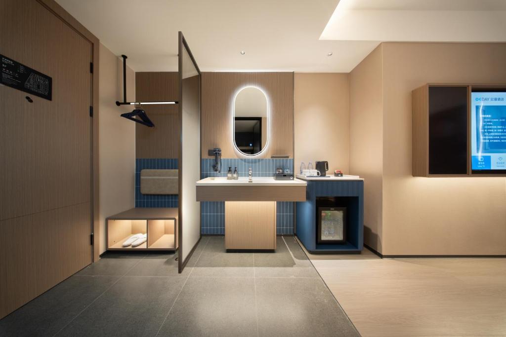 Ένα ή περισσότερα κρεβάτια σε δωμάτιο στο Huanman Hotel Qingdao Zhanqiao Zhongshan Road Metro Station Branch