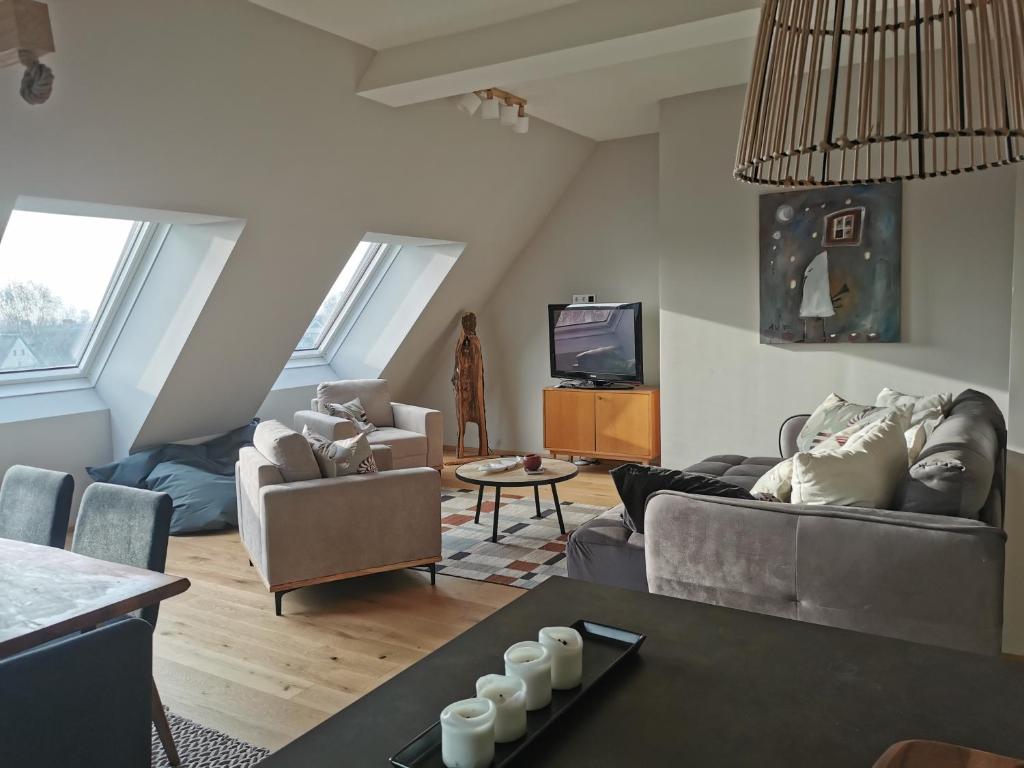 a living room with couches and a table at Seepark Weiden - Baumhof in Weiden am See