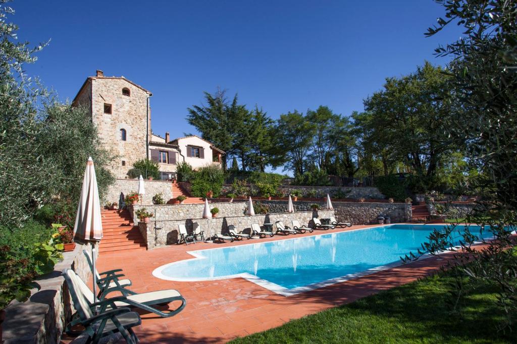 una piscina di fronte a un edificio di Sant'Antonio a Volterra