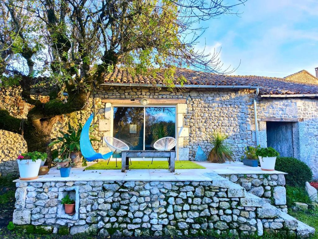 Aed väljaspool majutusasutust Maison De Vacances 12 Personnes Champniers