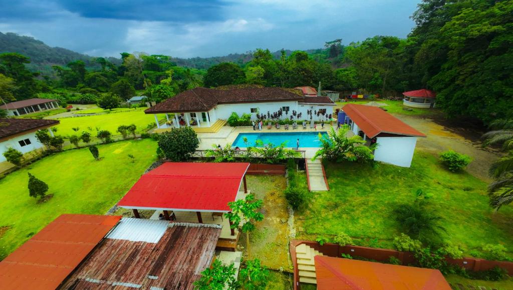 Piscina de la sau aproape de La Maison Des Mines