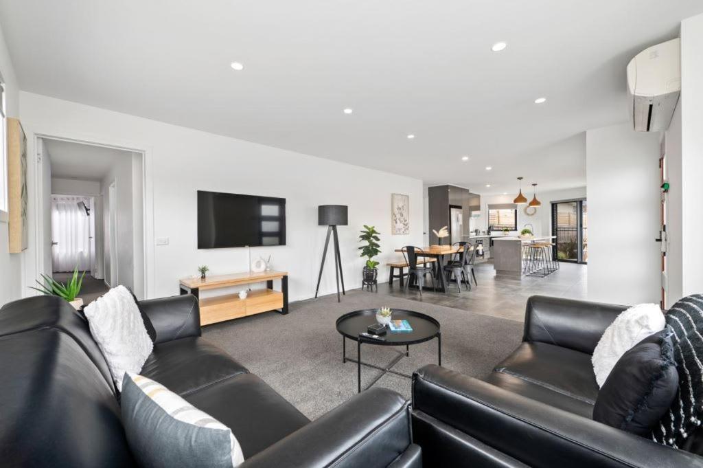 TV/trung tâm giải trí tại Modern Villa close to shops-10mins to City