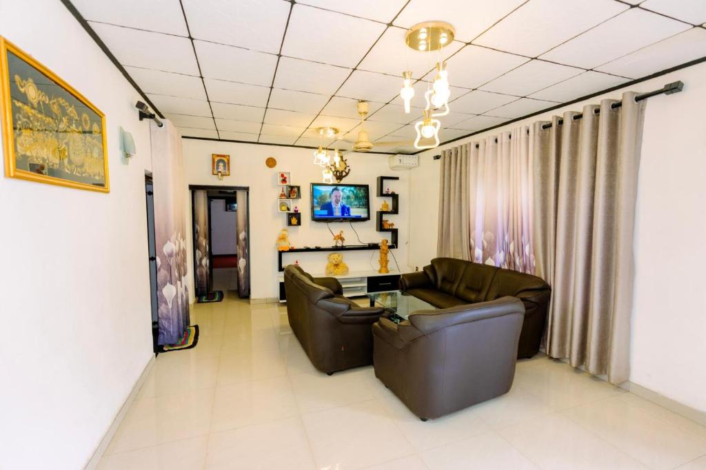 ターラ・サウにあるDimora Talallaのソファ2つとテレビのあるリビングルーム