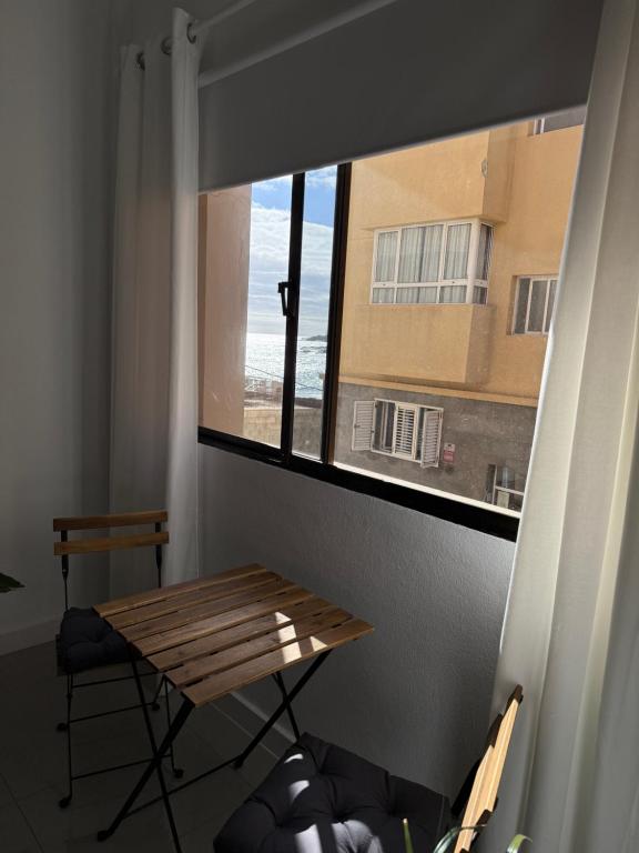 Zimmer mit einem Tisch und einem Fenster mit Aussicht in der Unterkunft HostJimeno Otoño in La Garita