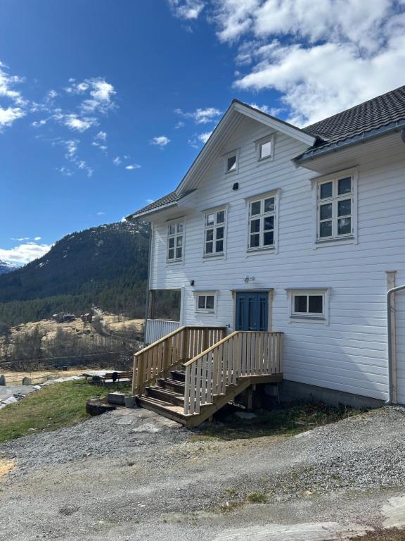 una casa bianca con una rampa di legno di fronte di Jostedal Lodge a Jostedal