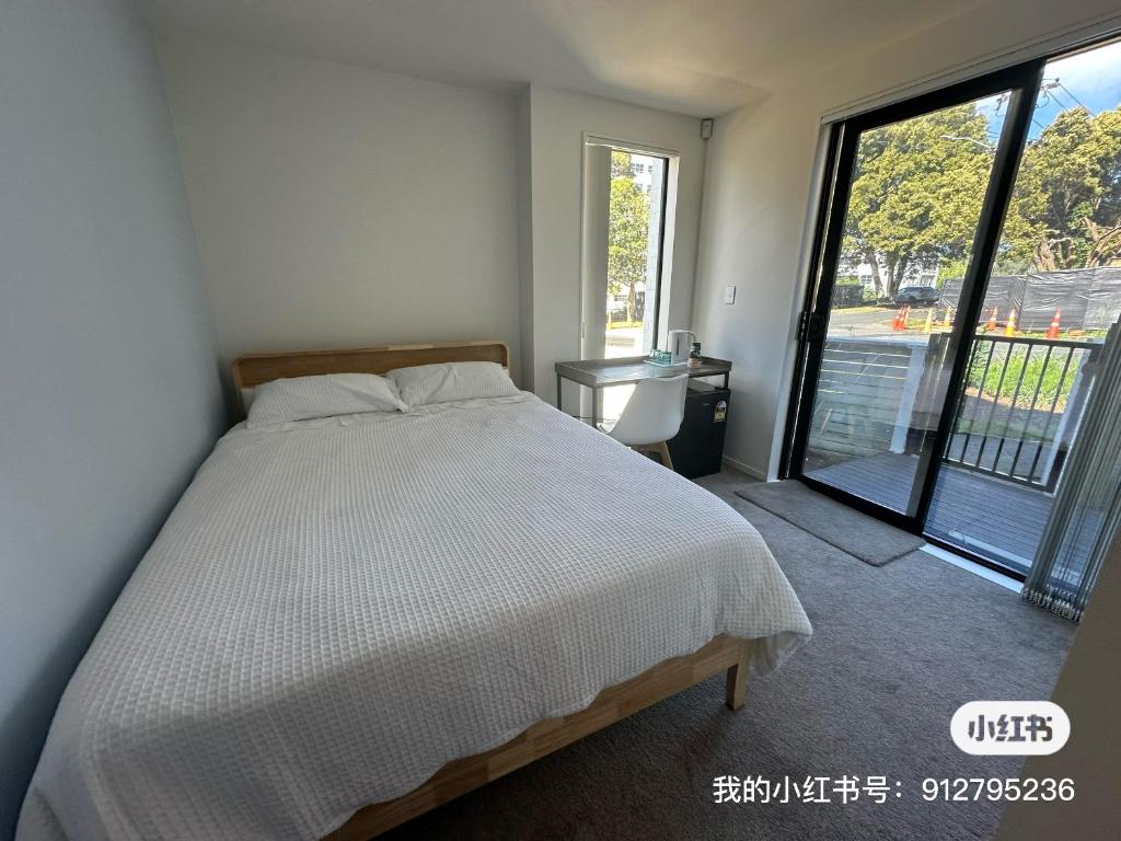 Giường trong phòng chung tại Epsom Home Suite