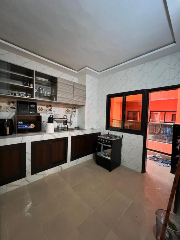 阿比让OLORI HOME - residence Haut standing的带水槽和炉灶的厨房