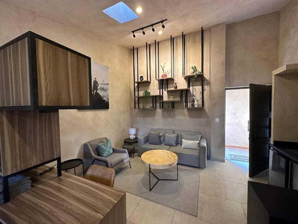 una sala de estar con un sofá y una mesa en Loft Loreto en Val'Quirico, en Santeagueda