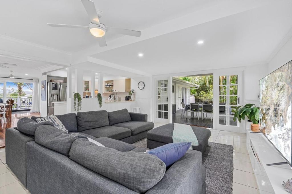 黄金海岸Tropical Oasis Heated Spa, Pool and Huge Decks的客厅里有一张沙发和一张桌子。