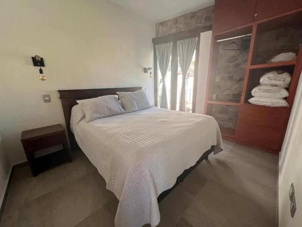 Un dormitorio con una cama y una ventana en Loft River, en Santeagueda