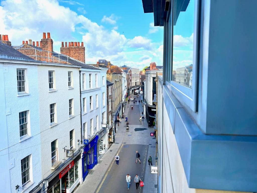 einen Blick aus dem Fenster einer Straße mit Gebäuden in der Unterkunft York City Centre 2 Bed Flat with Views - Steps from Christmas Market in York