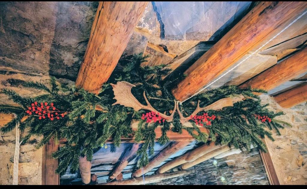 a ceiling fan with a christmas wreath on it at El Carpintero in Trevélez