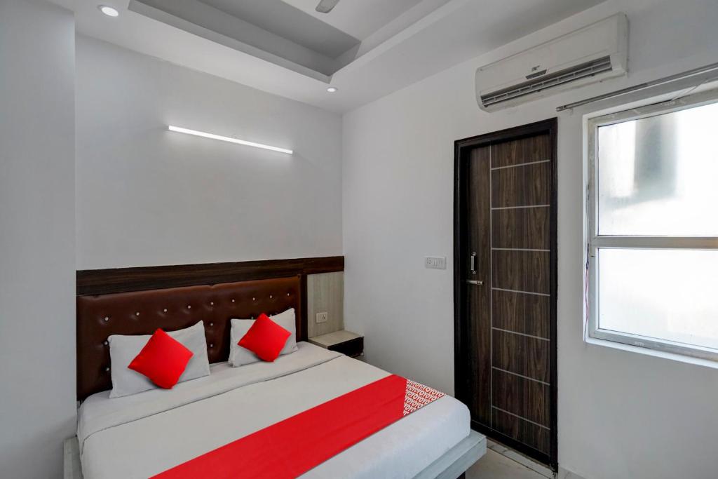 Postel nebo postele na pokoji v ubytování Hotel O Elite Signature