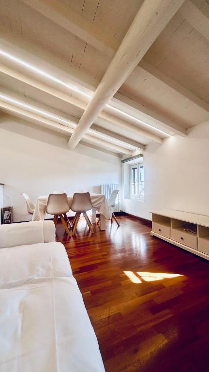 ein Zimmer mit zwei Betten und einem Tisch darin in der Unterkunft Casa MiA in Salò