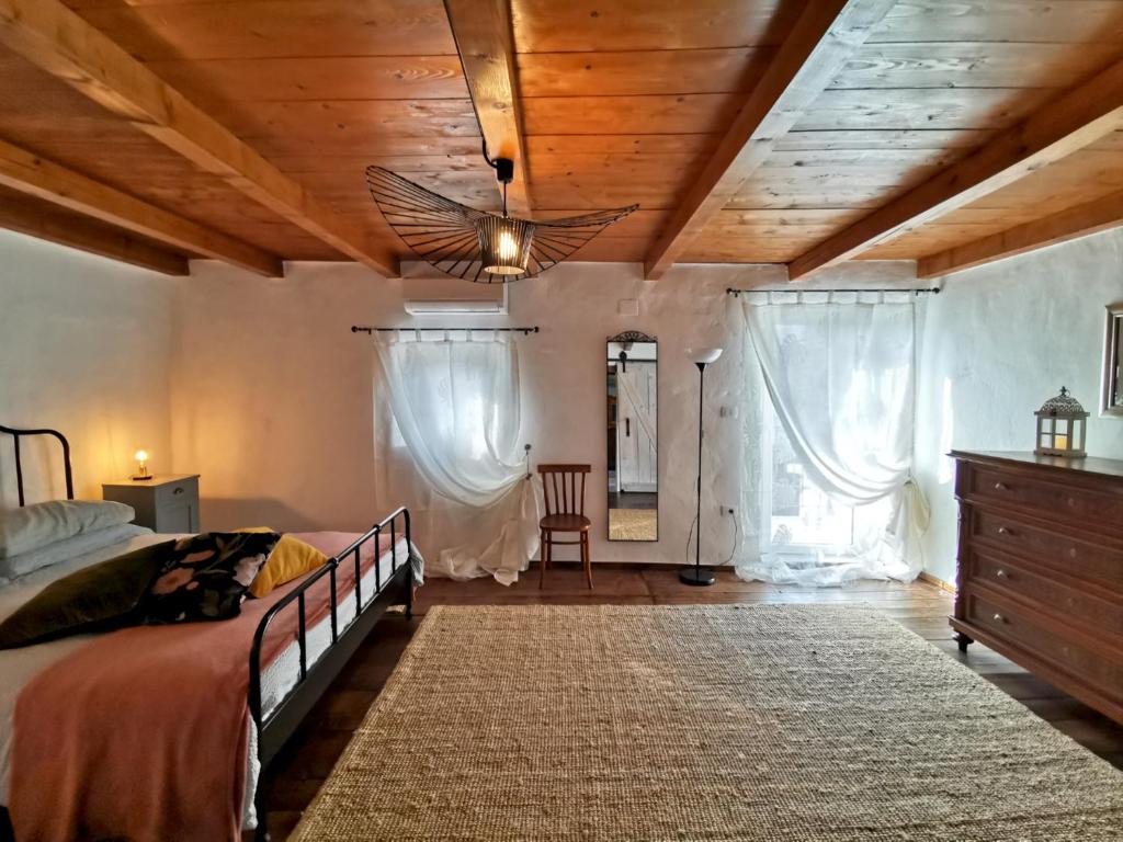 Postel nebo postele na pokoji v ubytování Smetova - The Blue Door House