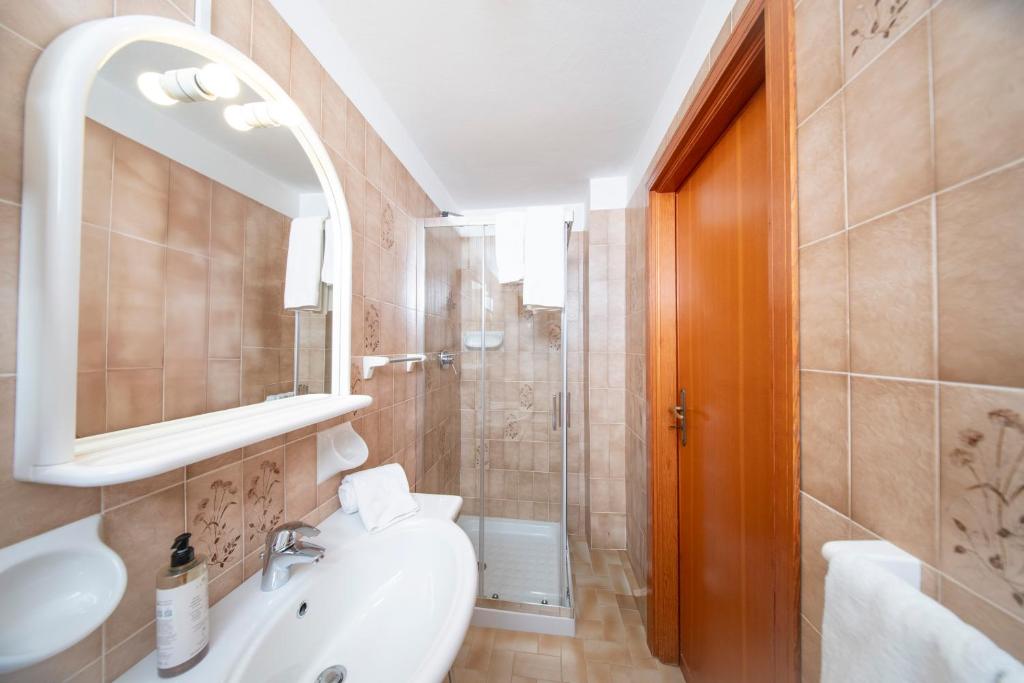 a bathroom with a sink and a mirror and a shower at Locanda del Lysjoch in Gressoney-la-Trinité