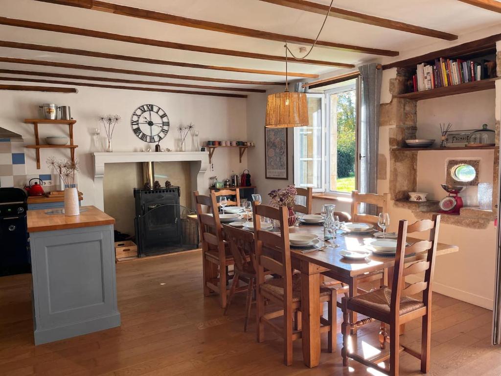 Η κουζίνα ή μικρή κουζίνα στο Gite De Nanteuil, 10-13 Personnes, Piscine