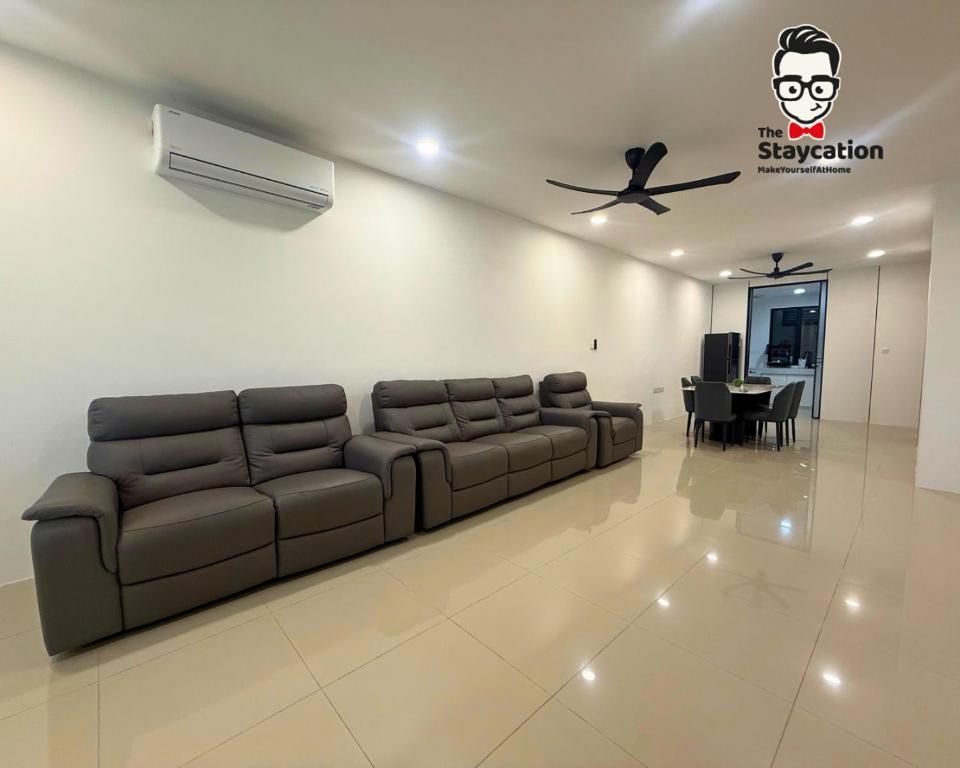 古晋Staycation Homestay 80 Stutong Baru near Aeroville的客厅里有一张沙发和一张桌子。