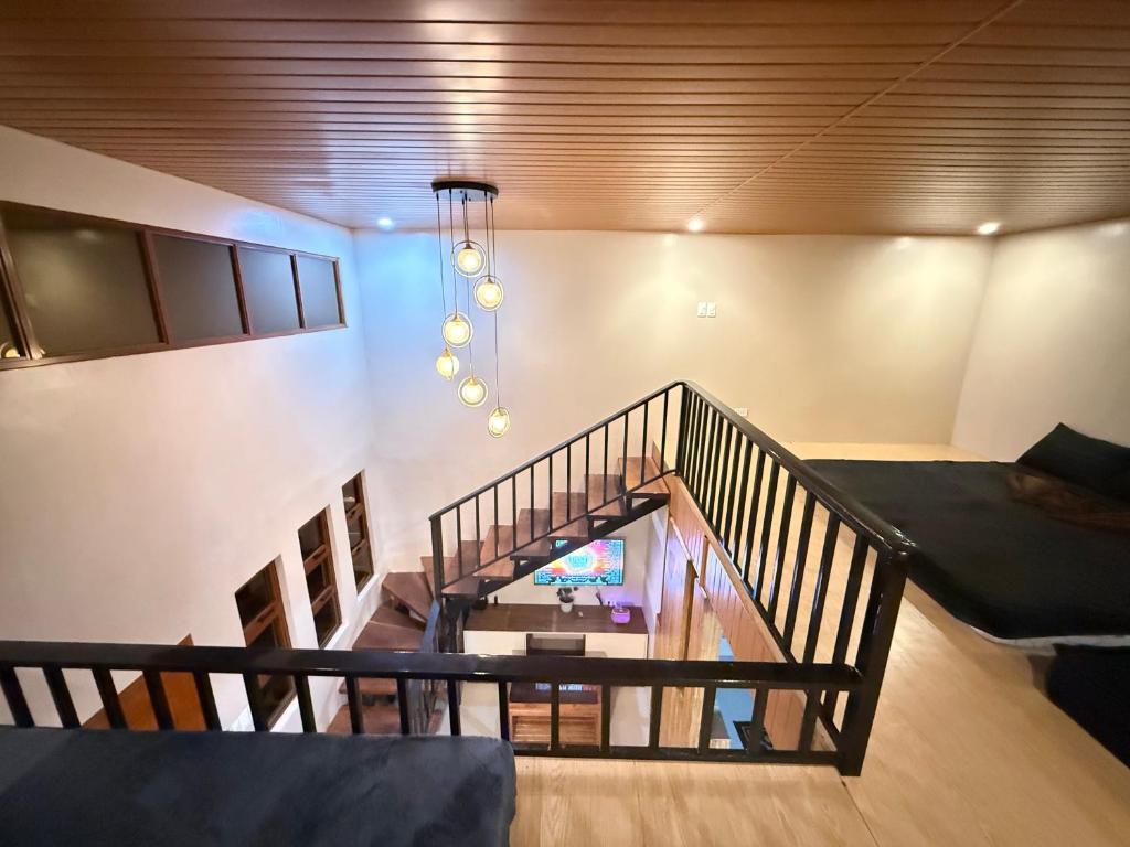 een trap in een woonkamer met een bank bij R&C Transient House in El Nido