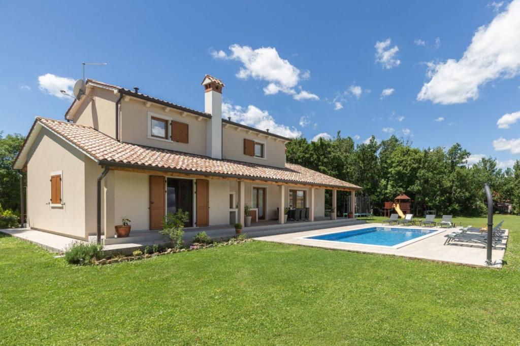 a villa with a swimming pool in a yard at Villa Flora in Kršan