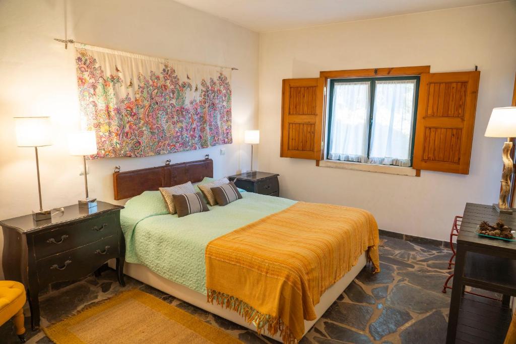 a bedroom with a bed and a window at Mar de Serra in Rio Maior
