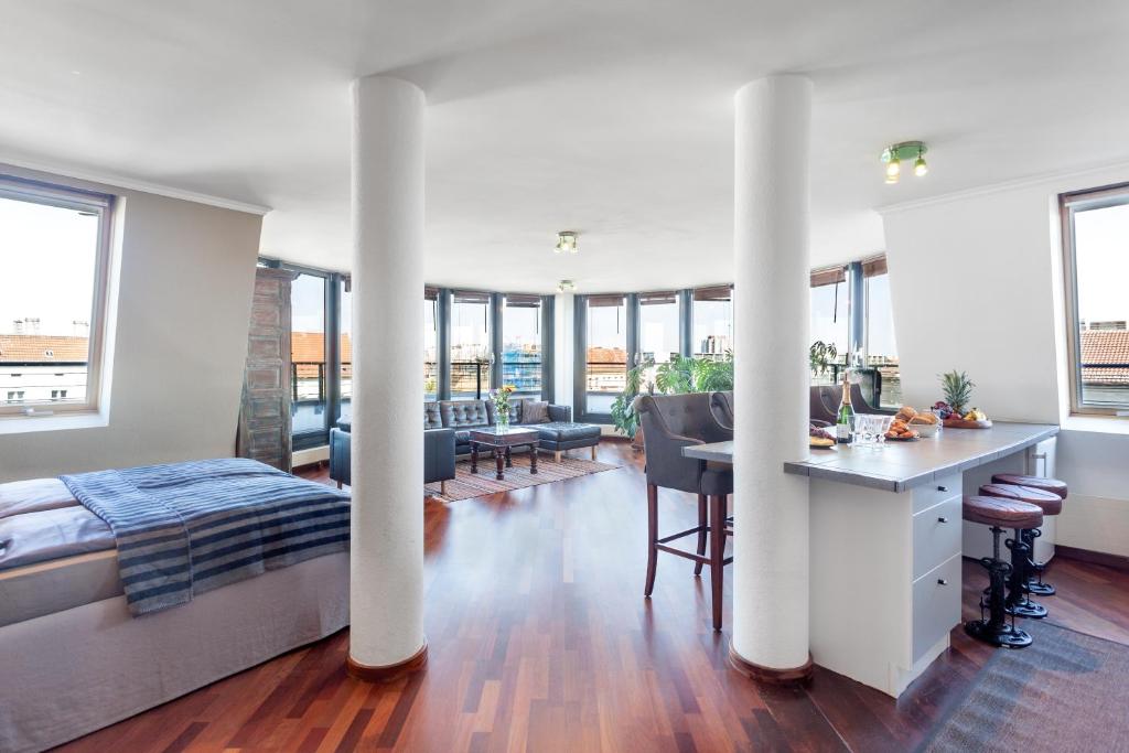 um quarto com uma cama e uma secretária e algumas janelas em GreatStay Apartment - Danzigerstr. em Berlim