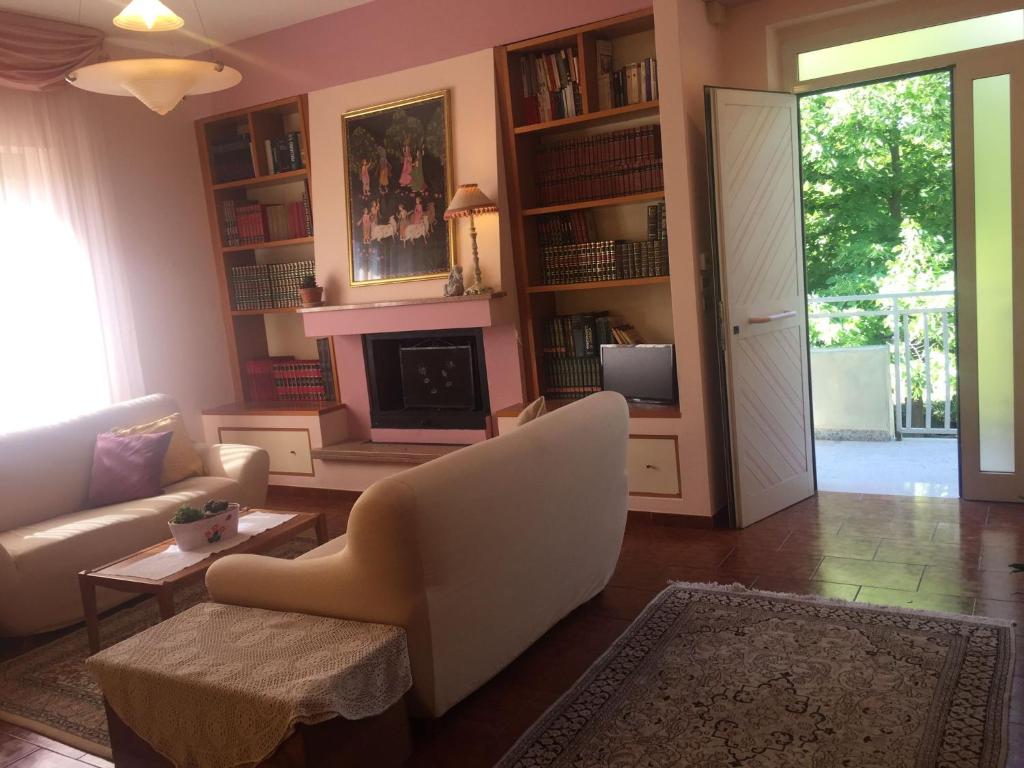 Khu vực ghế ngồi tại Rifugio tra mare e montagna