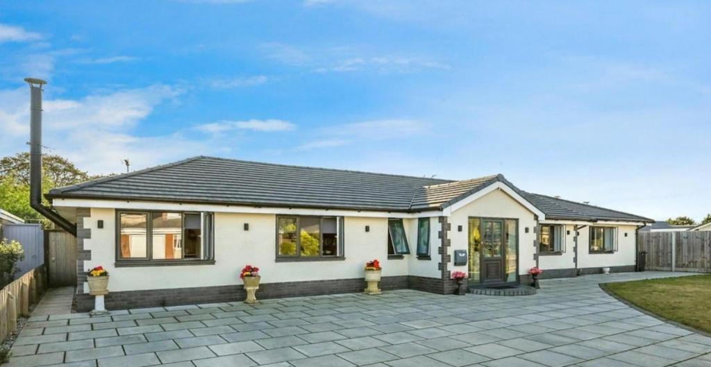 una casa bianca con patio in un cortile di Premium Villa and Lodge Perfect for The Open 2026 a Liverpool