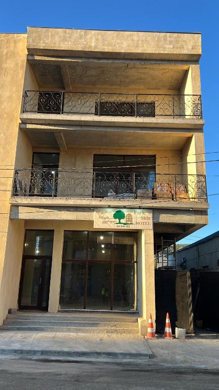 ItʼkhvisiPark Side Hotel Tsalka的顶部有阳台的建筑