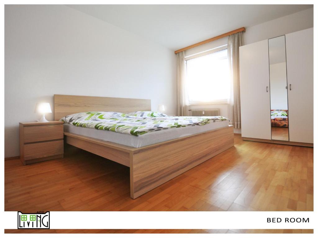 ein Schlafzimmer mit einem Bett und einem großen Fenster in der Unterkunft ACO Living - Appartement Chill Out in Klagenfurt am Wörthersee