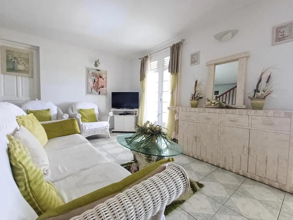 Una televisión o centro de entretenimiento en Location spacieuse à Deshaies avec vue sur la mer et montagne