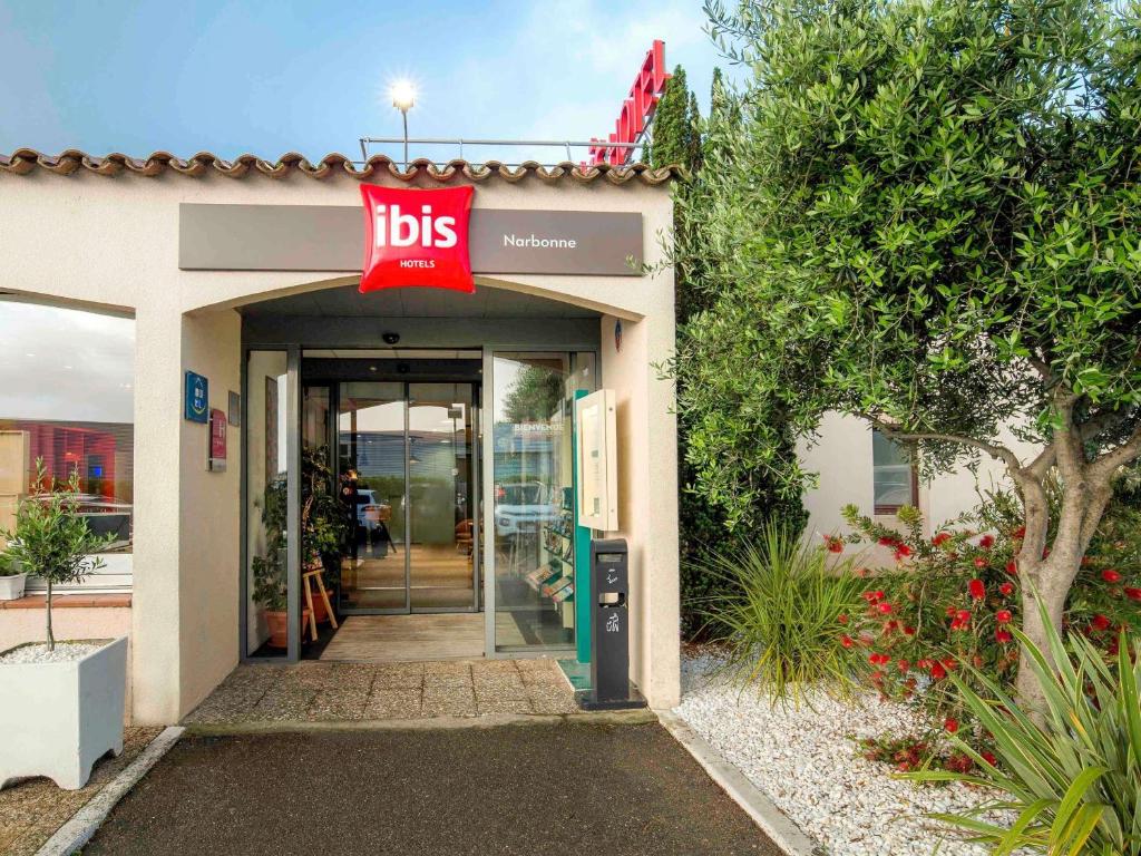 un bâtiment avec un panneau UPS sur la porte dans l'établissement Hotel ibis Narbonne, à Narbonne