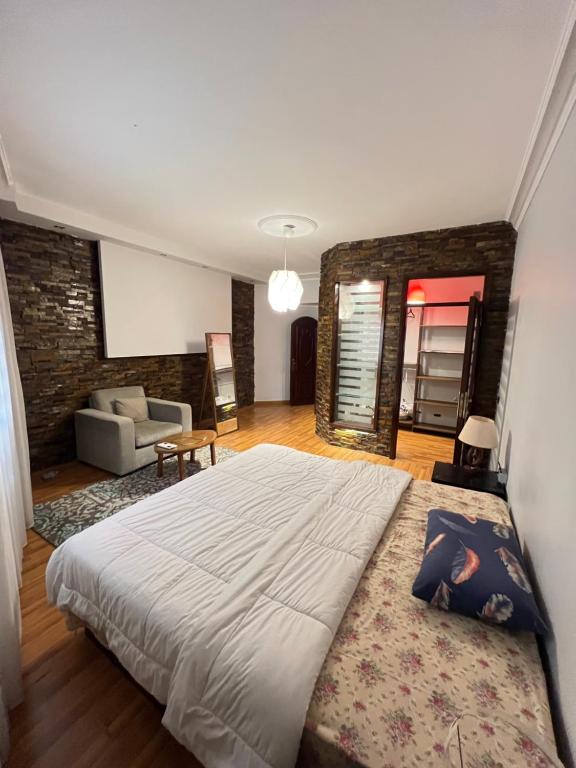 een slaapkamer met een groot bed en een woonkamer bij Private villa in Sheikh Zayed