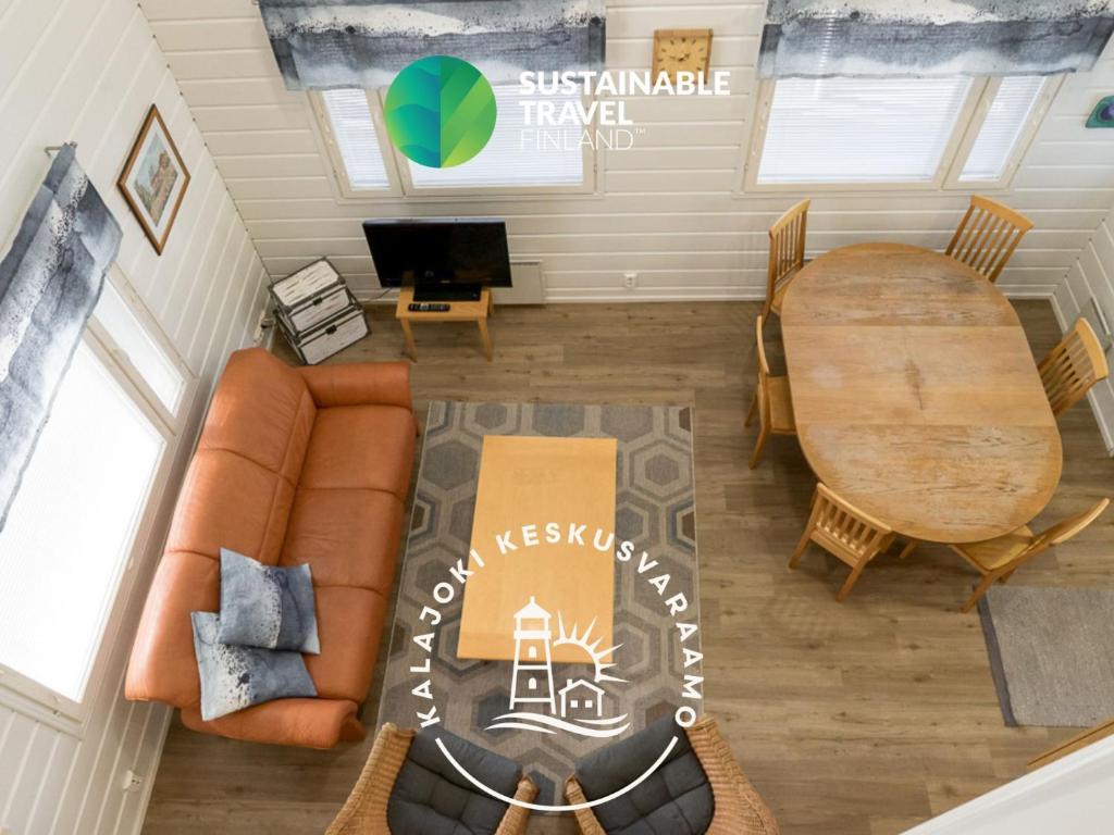 un soggiorno con un divano e un tavolo di Jukuheikki a Kalajoki