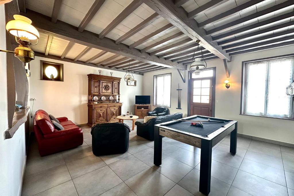 TV a/nebo společenská místnost v ubytování Gîte Le Chauffour -Calme-Famille-WIFI-Billard