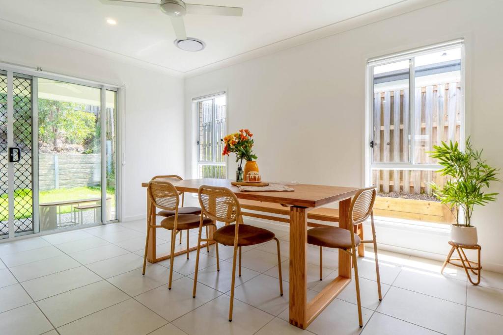 Curated visual reference: Aspen Serenity Modern Family Home In Logan Reserve Buccan Precios Photo Inspiration