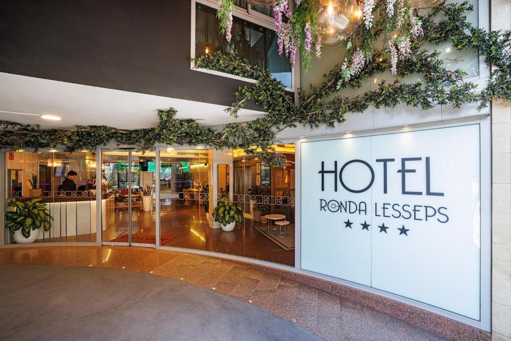 une chambre d'hôtel avec une pancarte indiquant « Hôtel Reynvelt Kisses » dans l'établissement Hotel Ronda Lesseps, à Barcelone