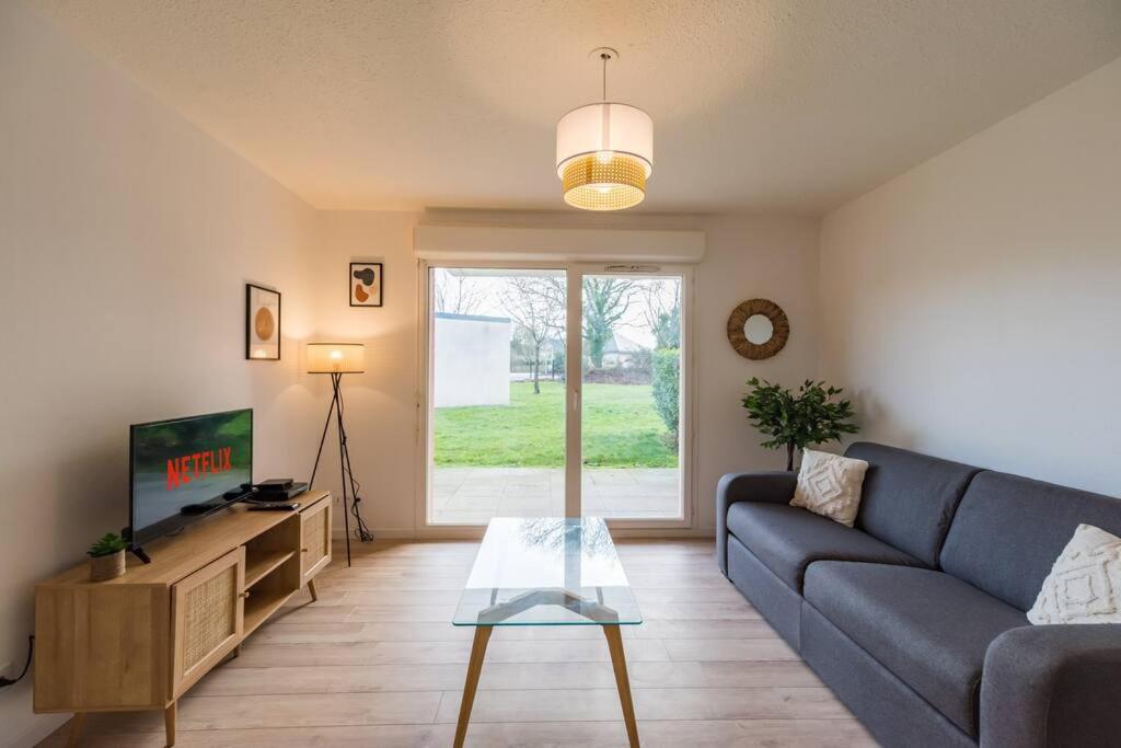 TV a/nebo společenská místnost v ubytování Appartement neuf proche Guingamp