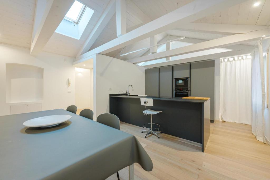 une cuisine et une salle à manger avec une table et des chaises dans l'établissement Caneve Home - 15 min from Venice & Wi-Fi, à Venise