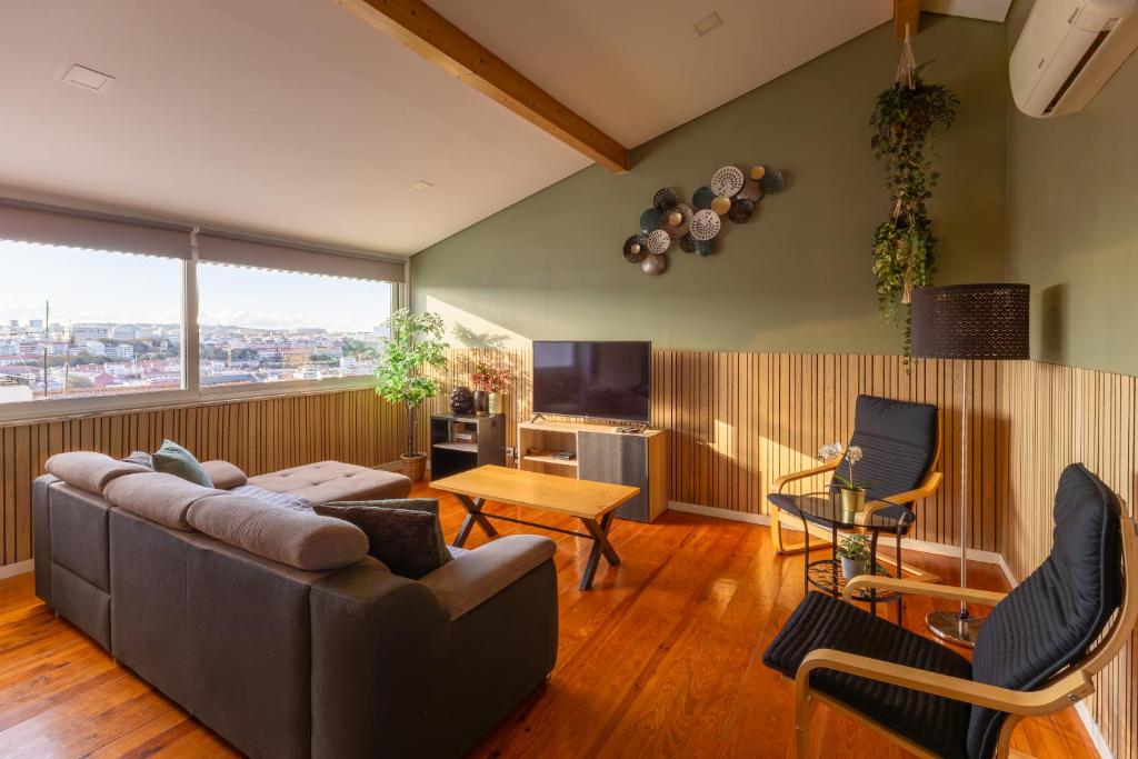 Sunny 2 Bedroom Apartment Balcony & Rooftop Views