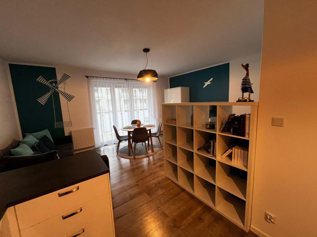 ein Wohnzimmer mit einem Tisch und ein Esszimmer in der Unterkunft Studio Mewa in Świnoujście