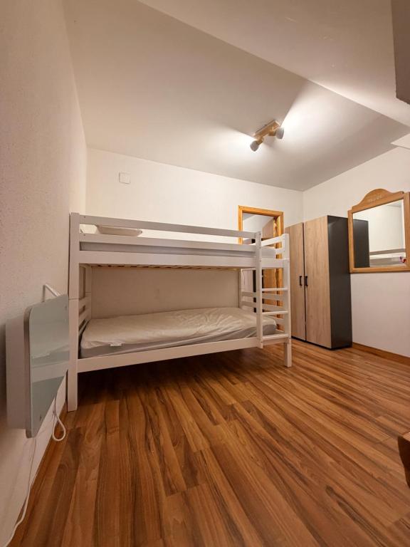 a room with two bunk beds in it at Increíbles vistas en el corazón de Formigal - Esquía sin llaves in Formigal